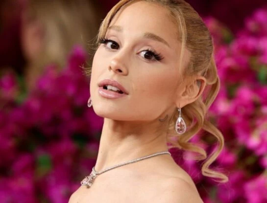 El look barbiecore de Ariana Grande en los Oscar 2024