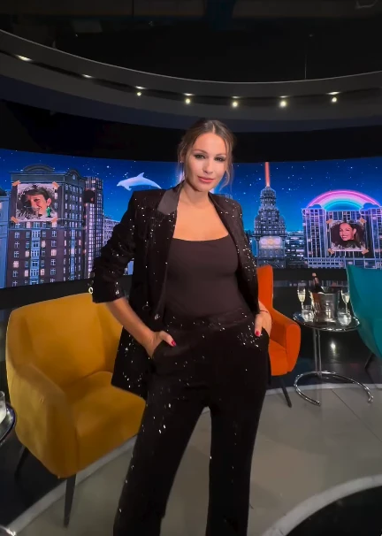 Pampita mostró la versión más glam de un look sastrero