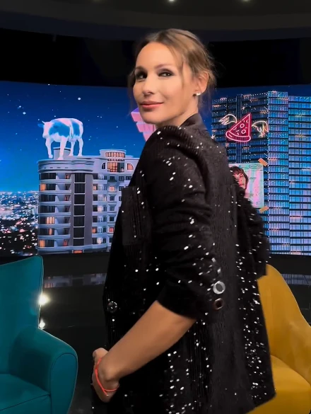 Pampita mostró la versión más glam de un look sastrero