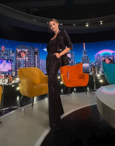 Pampita mostró la versión más glam de un look sastrero