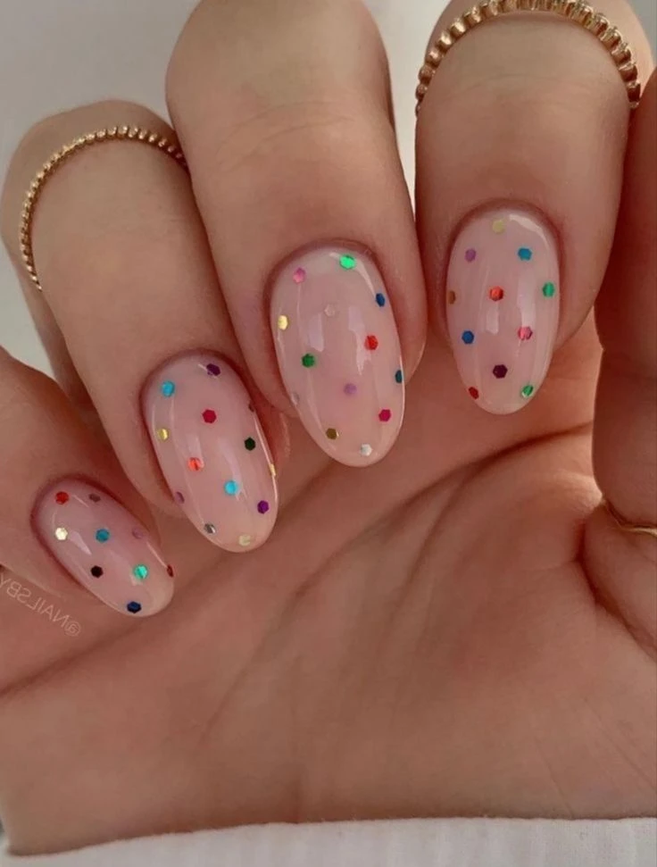 Cómo llevar las dots nails, la manicura que marca tendencia en la Gen-Z