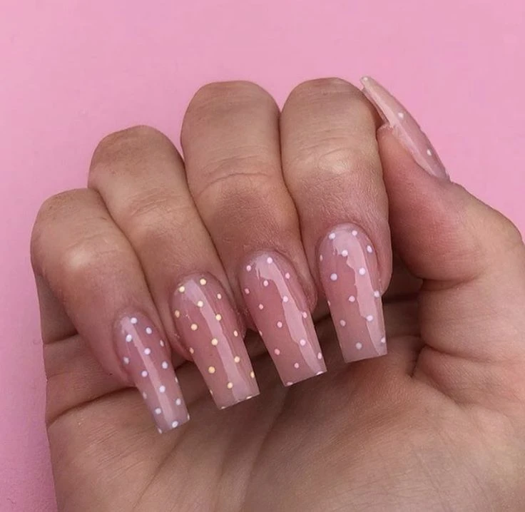Cómo llevar las dots nails, la manicura que marca tendencia en la Gen-Z