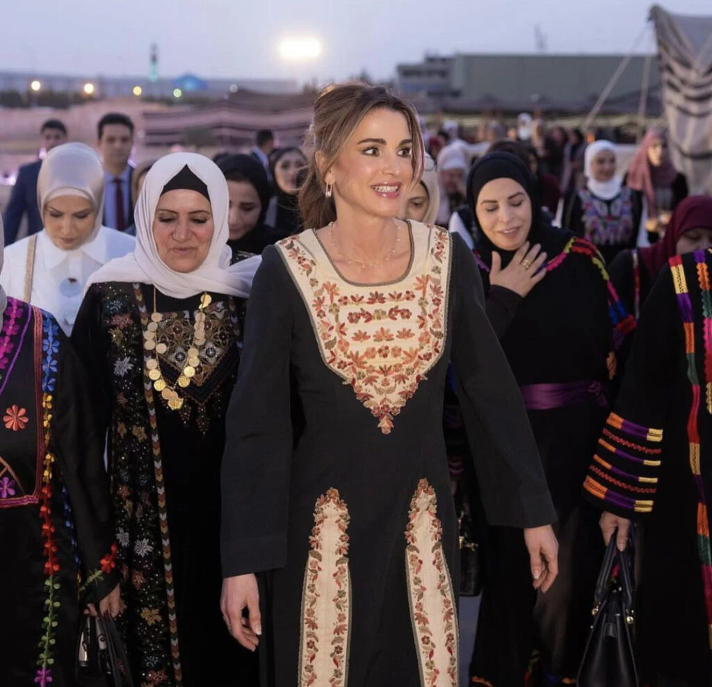 Rania de Jordania apostó por la moda circular y marcó tendencia. Foto: Instagram.