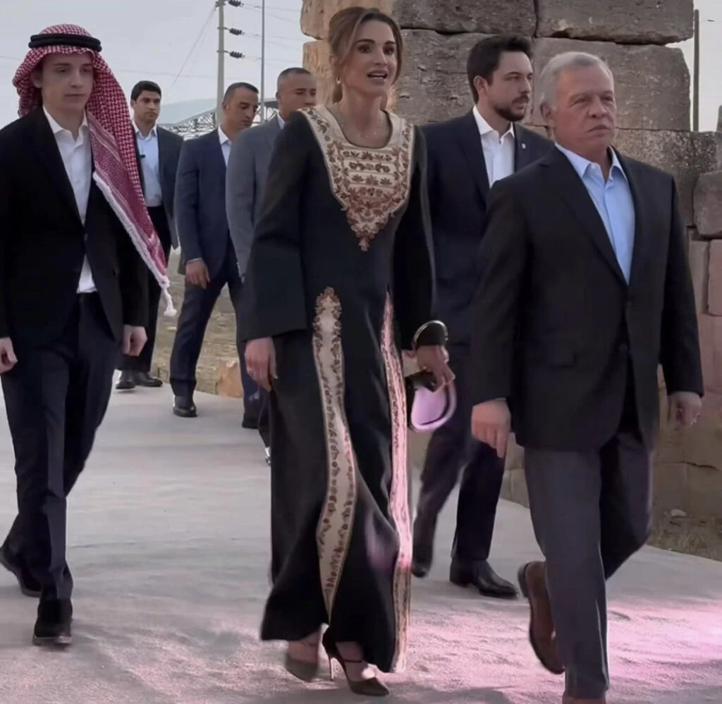 Rania de Jordania apostó por la moda circular y marcó tendencia