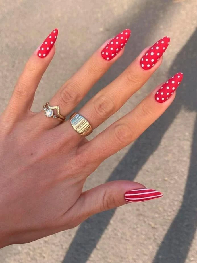 Cómo llevar las dots nails, la manicura que marca tendencia en la Gen-Z