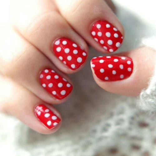 Cómo llevar las dots nails, la manicura que marca tendencia en la Gen-Z