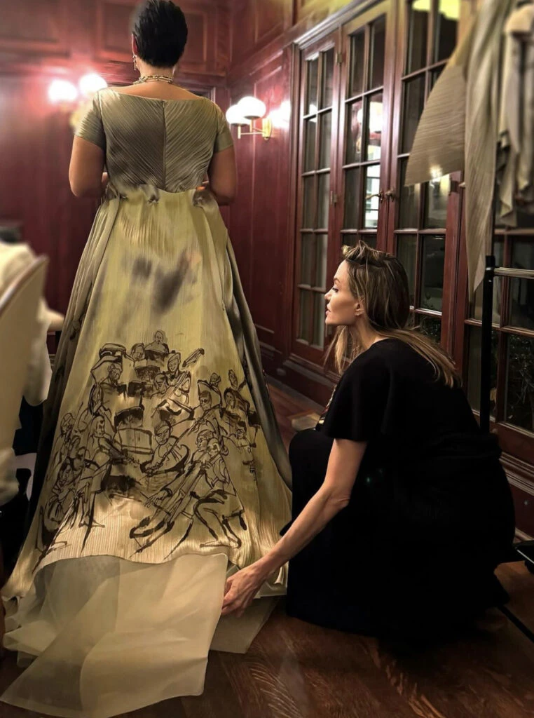 Suleika Jaouad y su vestido diseñado por Angelina Jolie. Foto: Instagram. 