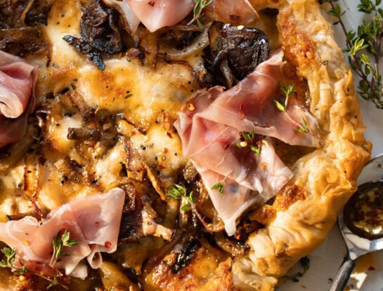 La receta de la tarta de Maru Botana de jamón crudo, burrata y portobello súper rica y fácil de hacer
