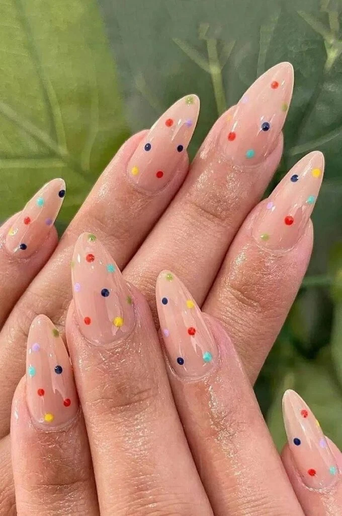 Cómo llevar las dots nails, la manicura que marca tendencia en la Gen-Z