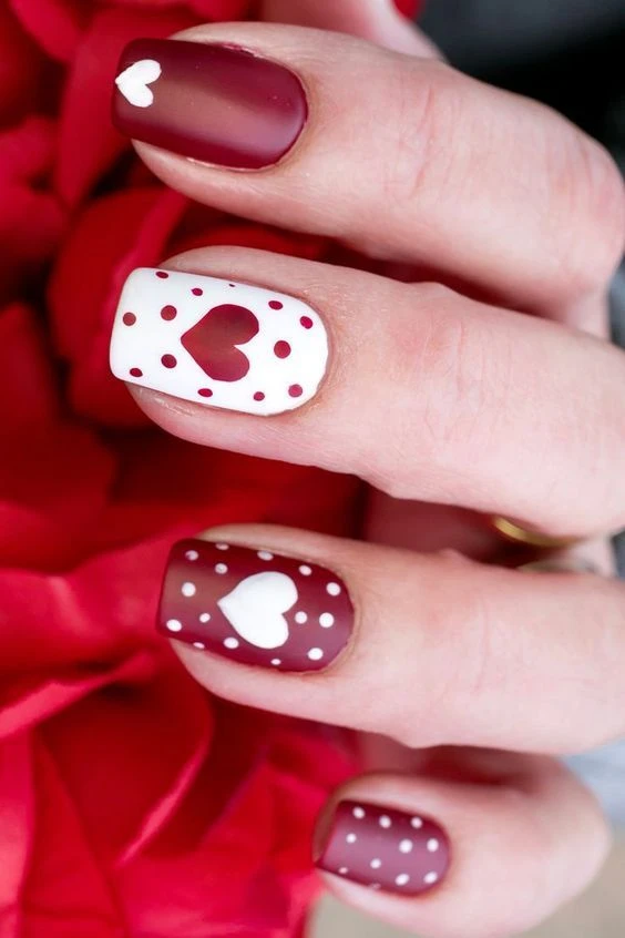 Cómo llevar las dots nails, la manicura que marca tendencia en la Gen-Z