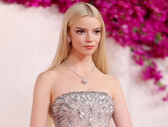 Oscars 2024: Anya Taylor Joy impactó en la alfombra roja