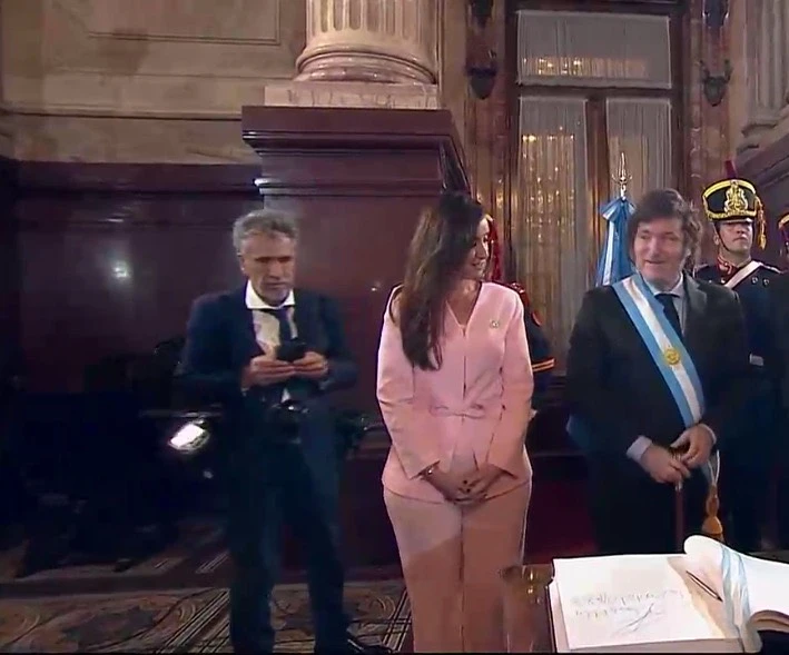 El look sastrero de Victoria Villarruel. Foto: redes sociales.