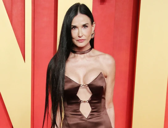 A sus 61 años: el impactante look de Demi Moore para la fiesta de los Oscar de Vanity Fair