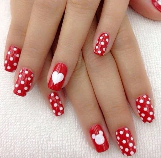 Cómo llevar las dots nails, la manicura que marca tendencia en la Gen-Z