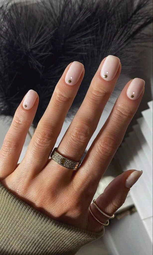 Cómo llevar las dots nails, la manicura que marca tendencia en la Gen-Z