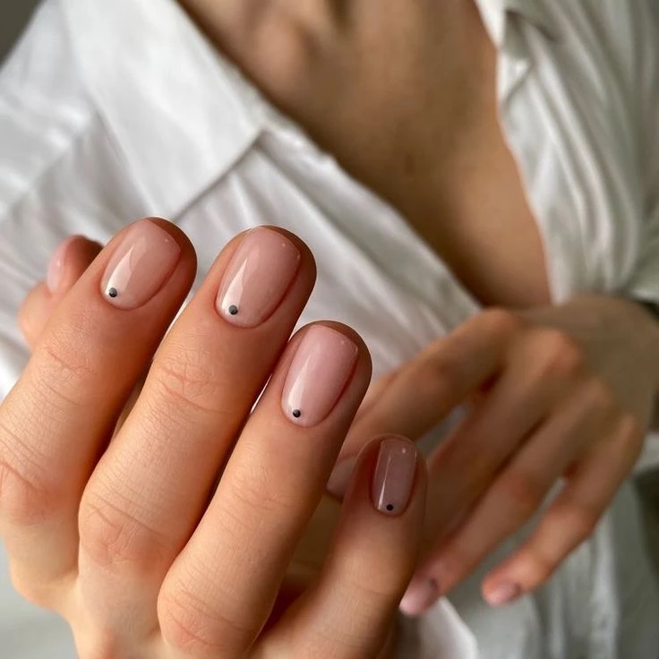 Cómo llevar las dots nails, la manicura que marca tendencia en la Gen-Z