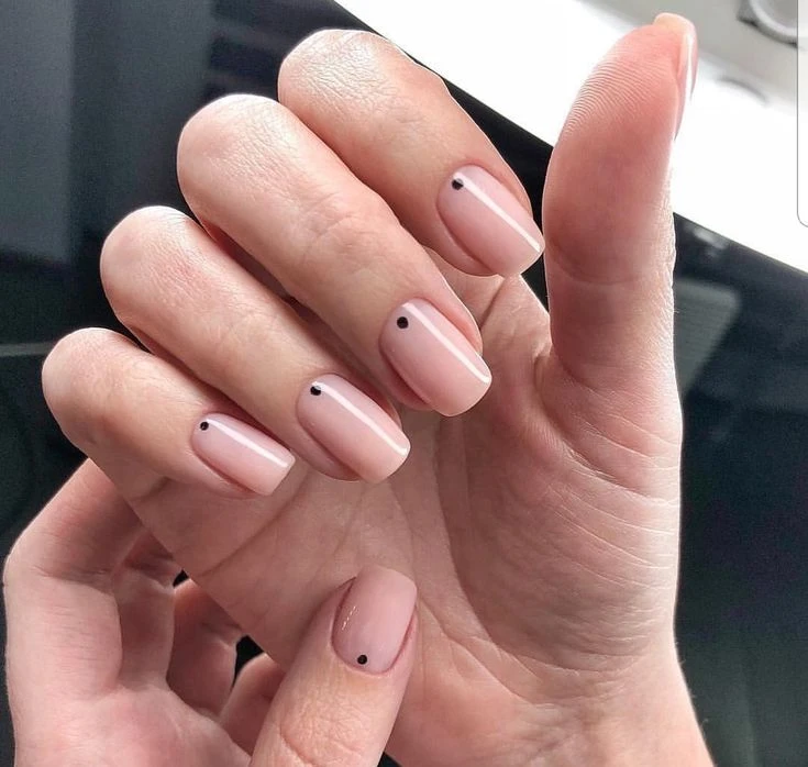 Cómo llevar las dots nails, la manicura que marca tendencia en la Gen-Z