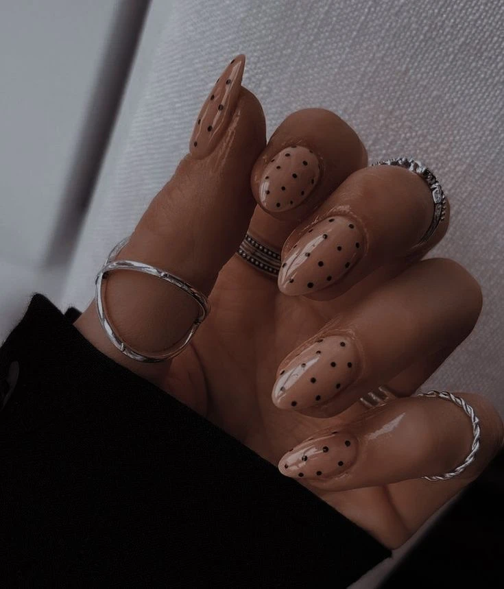 Cómo llevar las dots nails, la manicura que marca tendencia en la Gen-Z