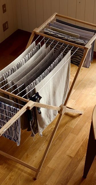 Semana de lluvia: cómo secar la ropa adentro y evitar el olor a humedad