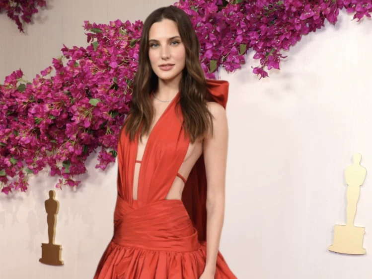 Macarena Achaga, la argentina que caminó la red carpet de los Oscar 2024