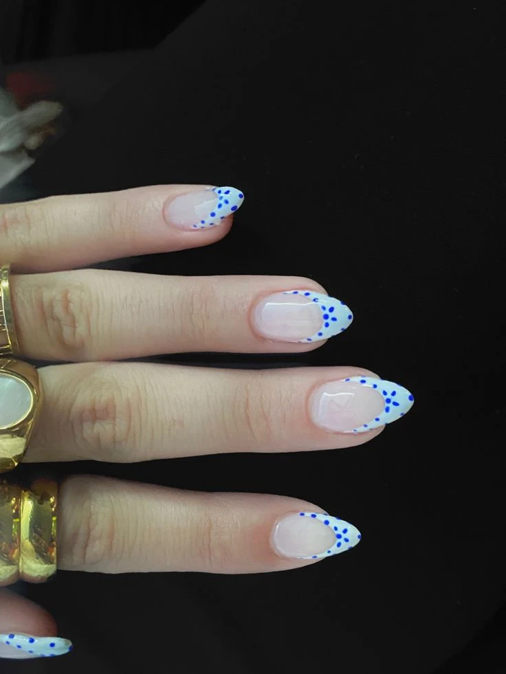 Cómo llevar las dots nails, la manicura que marca tendencia en la Gen-Z