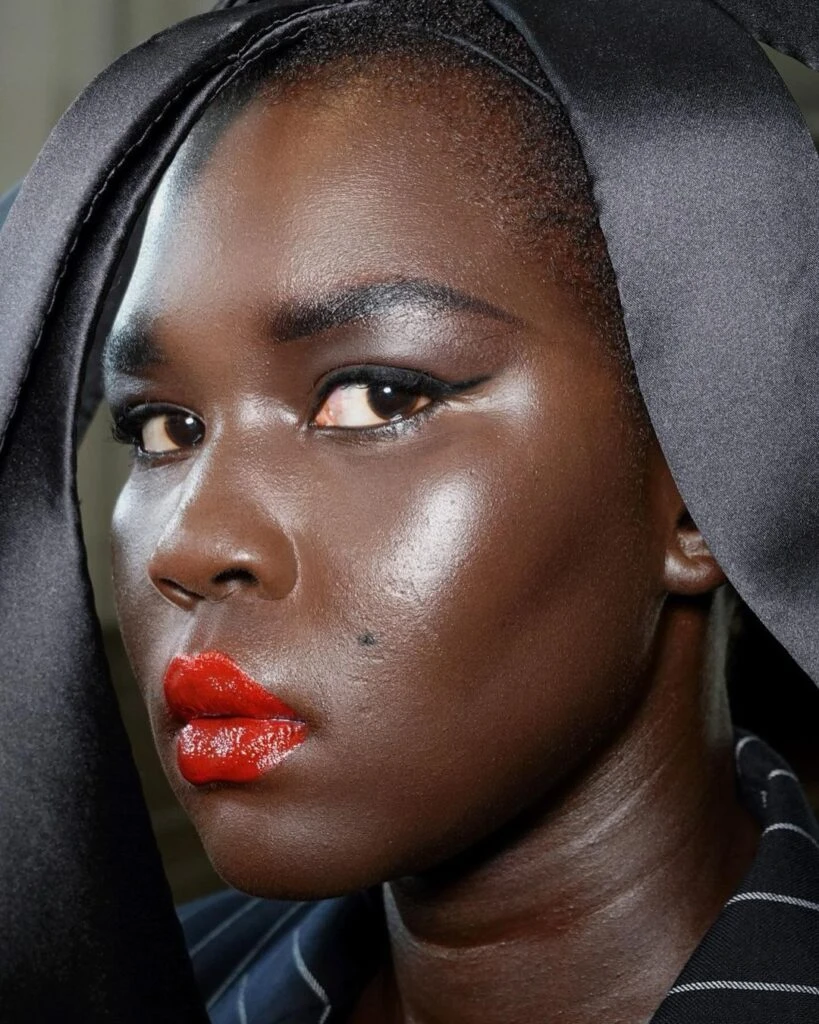 Cómo lograr los labios rojos glaseados, la tendencia en make up maximalista de la temporada