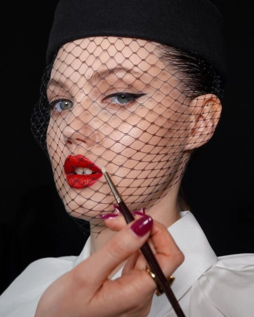 Cómo lograr los labios rojos glaseados, la tendencia en make up maximalista de la temporada
