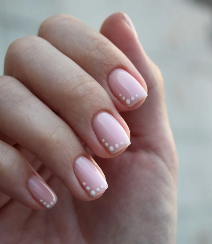 Cómo llevar las dots nails, la manicura que marca tendencia en la Gen-Z