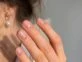 Cómo llevar las dots nails, la manicura que marca tendencia en la Gen-Z