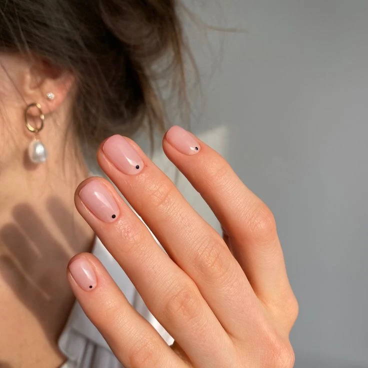 Cómo llevar las dots nails, la manicura que marca tendencia en la Gen-Z