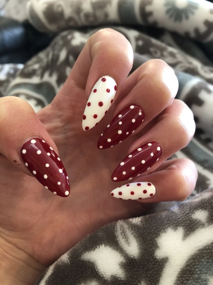Cómo llevar las dots nails, la manicura que marca tendencia en la Gen-Z