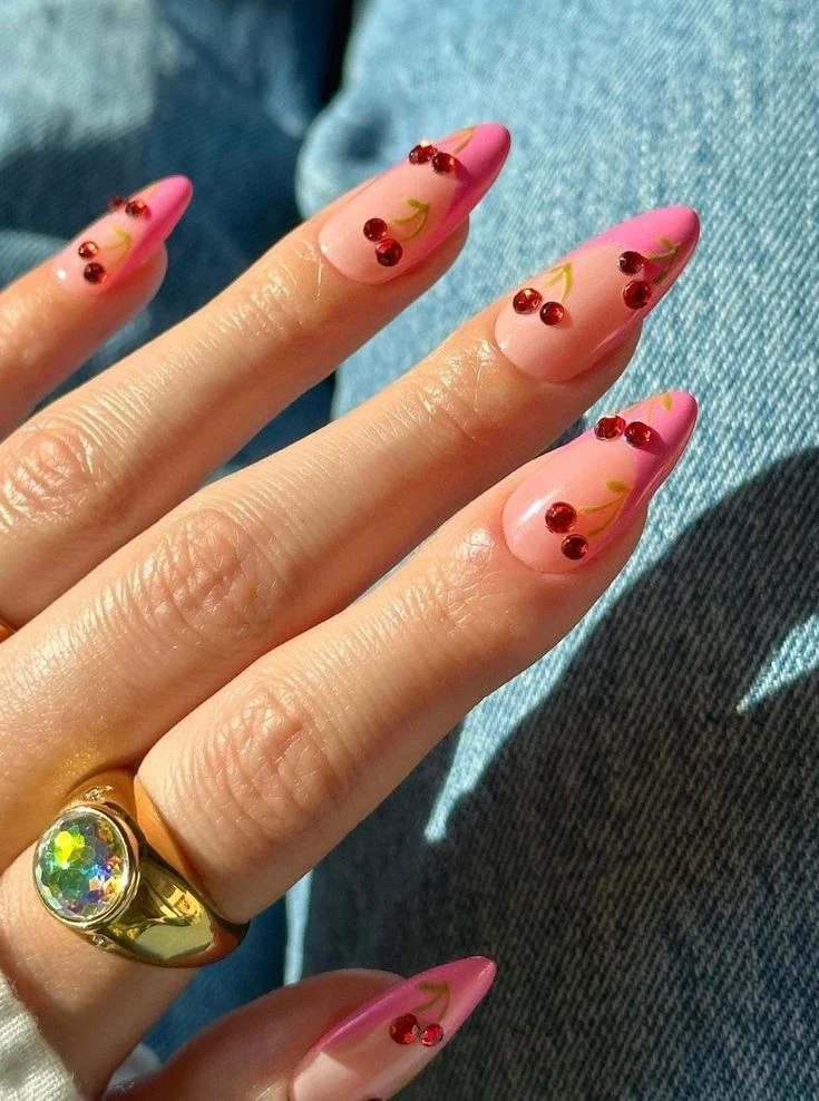 Cherry nails, la manicura más divertida que marca tendencia en el street style