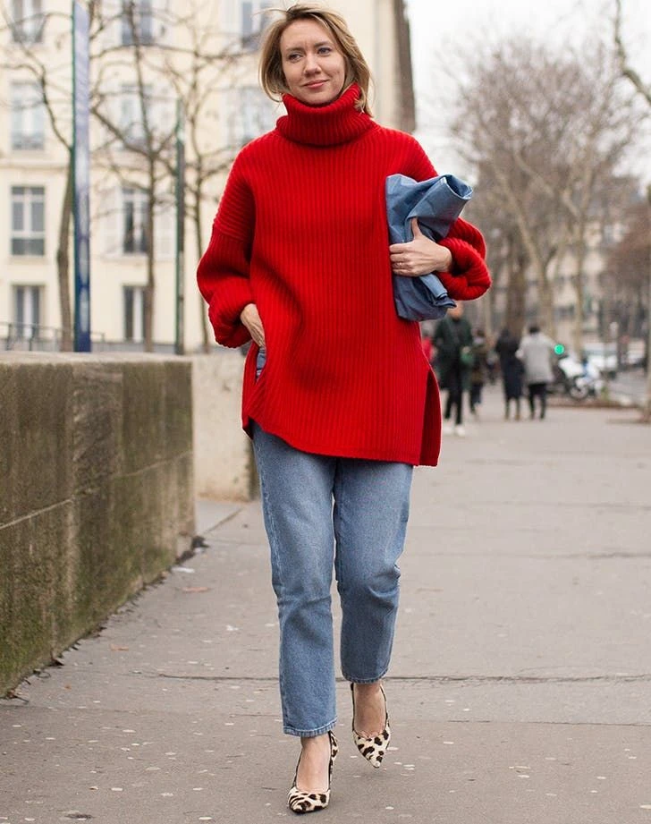Guía de estilo: los suéteres rojos marcan tendencia en el street style