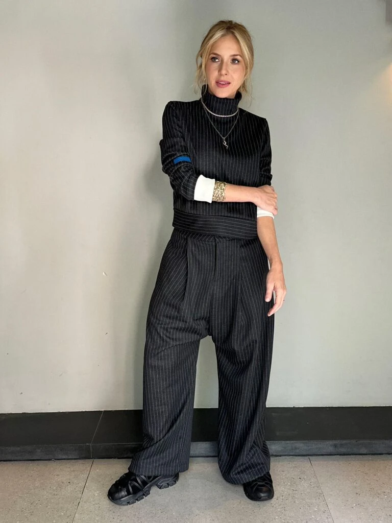 Carla Peterson y un look sastrero muy canchero