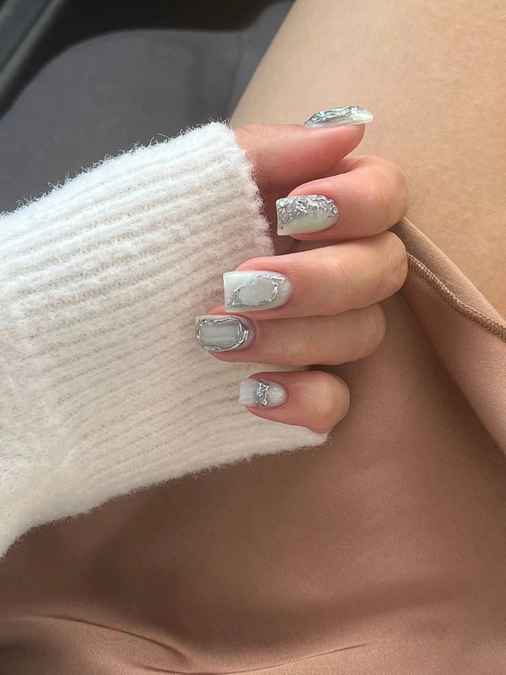 Este nail art es bien chic.