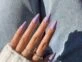 Violet nails, las uñas que marcan tendencia en el street style