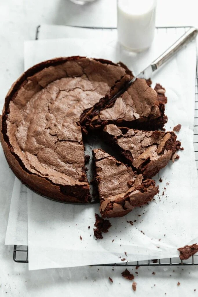 La receta de la torta de chocolate, sin harina que lleva solo tres ingredientes