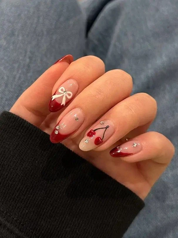 Cherry nails, la manicura más divertida que marca tendencia en el street style