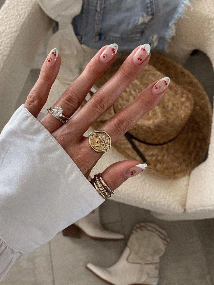 Cherry nails, la manicura más divertida que marca tendencia en el street style