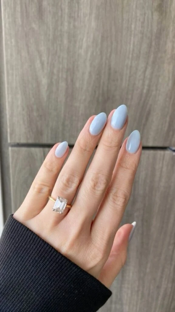 Blueberry milk nails, las uñas ideales para llevar en el invierno