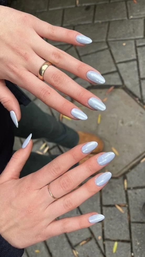 Blueberry milk nails, las uñas ideales para llevar en el invierno