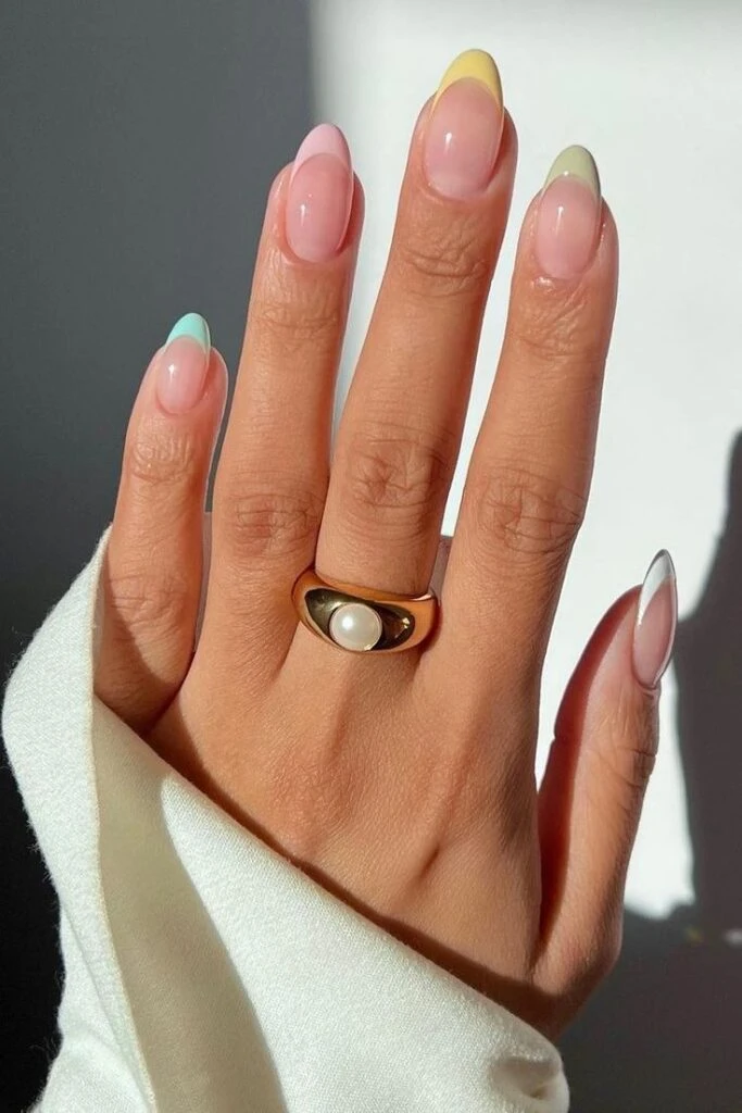 Colorful french tip nails, las uñas más coloridas que elige la Gen-Z