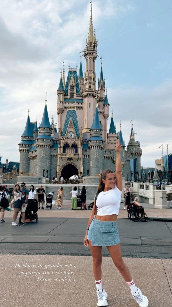 Las fotos del viaje de Cami Homs a Disney junto a sus hijos
