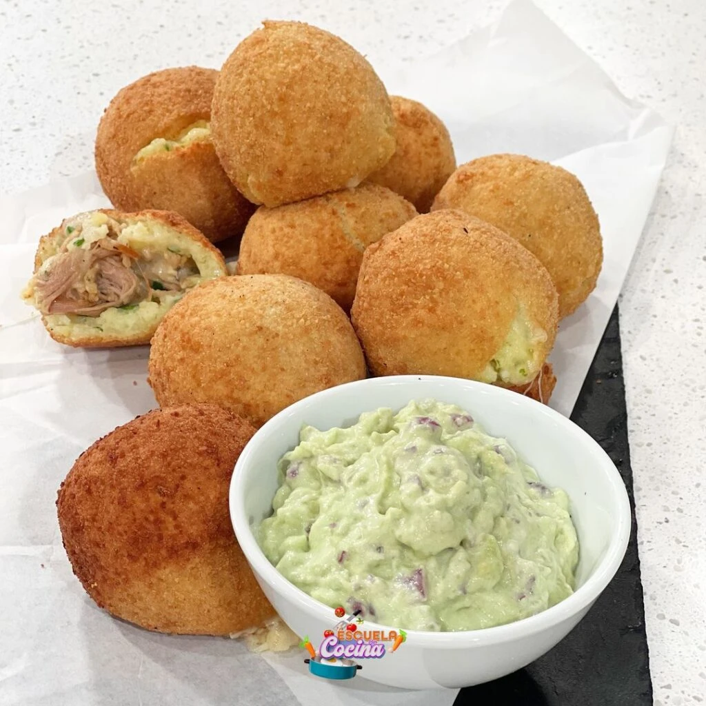 La receta de las súper bombas de papa rellenas con carne y queso de Jimena Monteverde