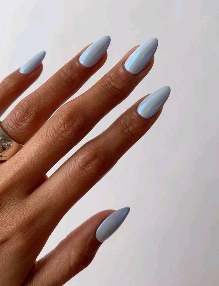 Blueberry milk nails, las uñas ideales para llevar en el invierno