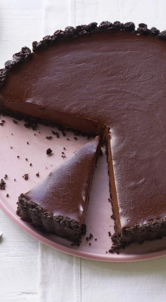 Tarta de chocolate, vino y frutos rojos, sin horno: una receta diferente de Agustina Vives para tomar el té con amigas
