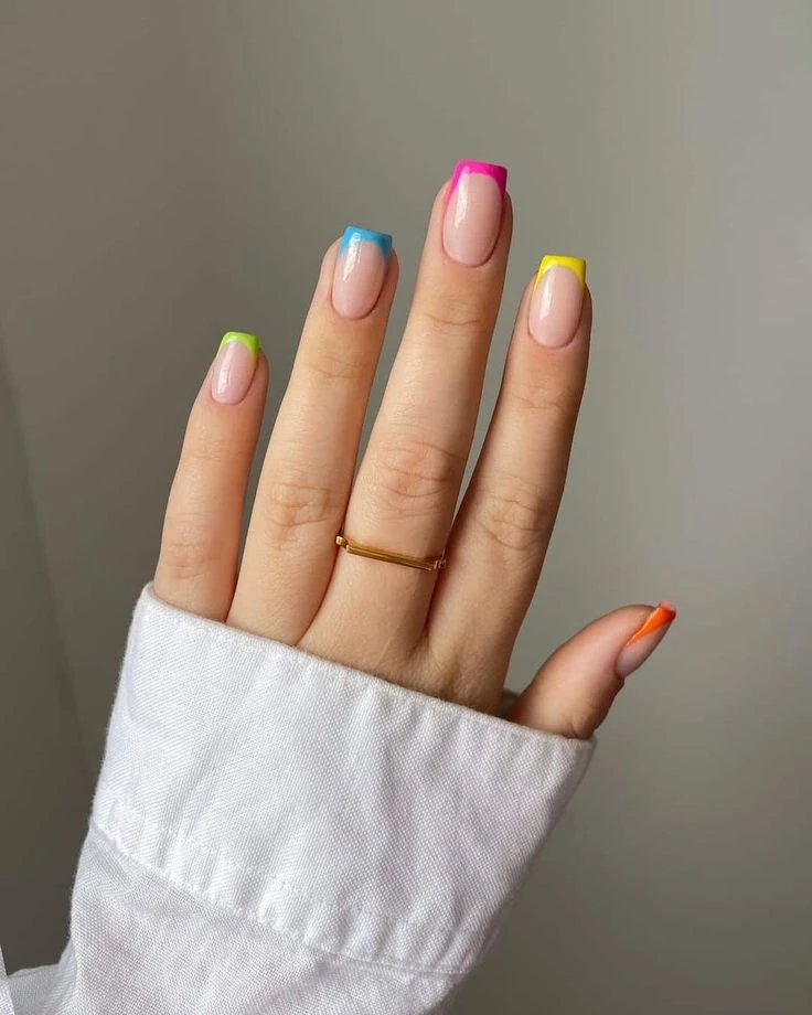 Colorful french tip nails, las uñas más coloridas que elige la Gen-Z