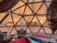 El interiorismo de Memories Aicha Luxury Camp se alinea con las formas y los colores del desierto. 