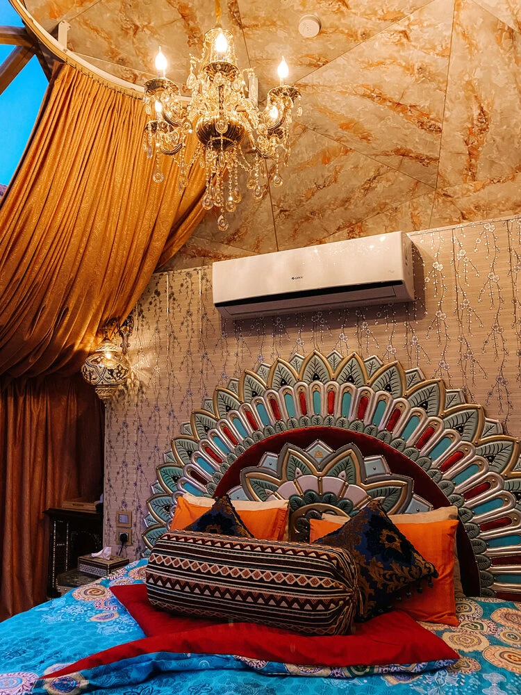 Memories Aicha Luxury Camp cumple el sueño de dormir bajo las estrellas del desierto. 