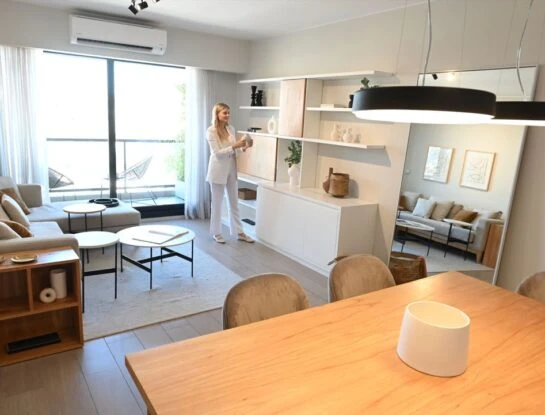 Un departamento chico con muebles versátiles que maximizan los espacios